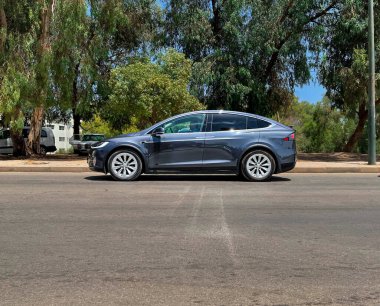 Tesla modeli Y yolda