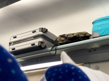 Bir trenin rafında seyahat et.