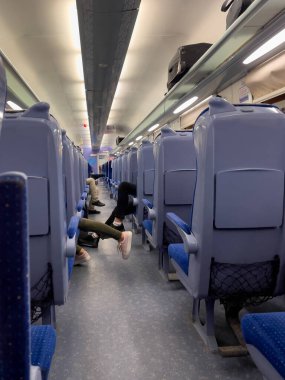 Ekonomi kabininde tren koltukları.