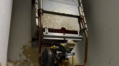 Gaz suyu ısıtıcısı açıldı.