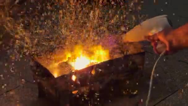 Particles Burning Coal Fire Flames Jump Red Flakes — Vídeo de stock