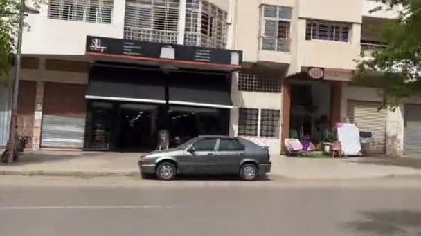 Autoscheibe Auf Der Straße Eingeschlagen — Stockvideo