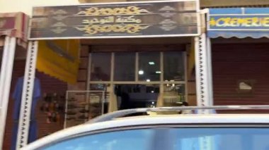 Araba penceresi yolda hızlanıyor