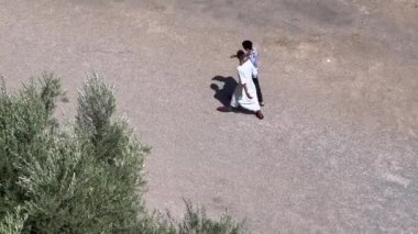 Genç arkadaşlar birlikte sokakta yürürken