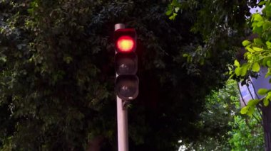 Kırmızı trafik sinyali Yeşil 'e geçiyor