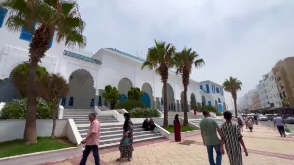 People Walking Nearby Mohamed Mosque Fnideq — Vídeo de Stock