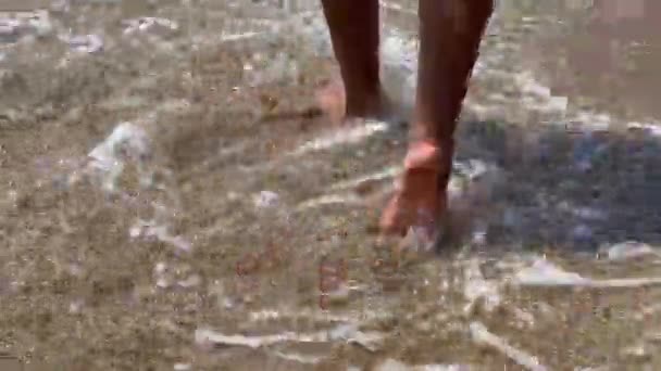 Man Walking Barefoot Alongside Seashore — Vídeo de stock