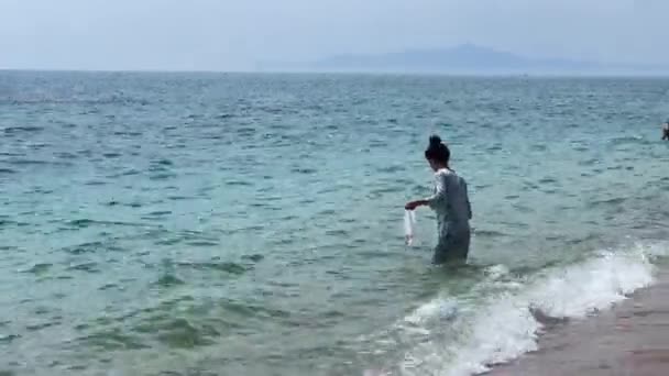 Young Girl Hunting Jellyfish Seashore Putting Them Plastic Bag — Vídeo de stock
