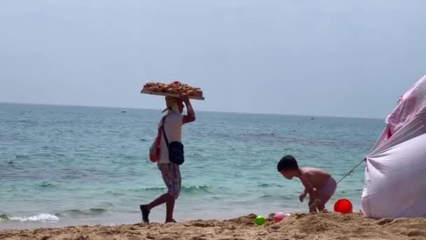 Moroccan Salesman Walking Beach Selling Chfenj — Vídeo de stock