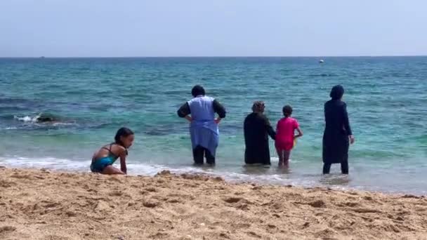 Group Women Kids Playing Seaside Mediterranean Sea — Vídeo de stock