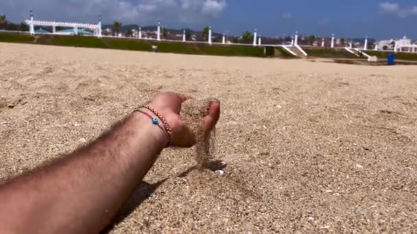 Мужская Рука Льет Песок Пляж — стоковое видео