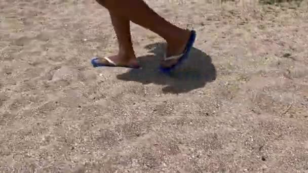 Mann Fuß Auf Einem Sandigen Strand — Stockvideo