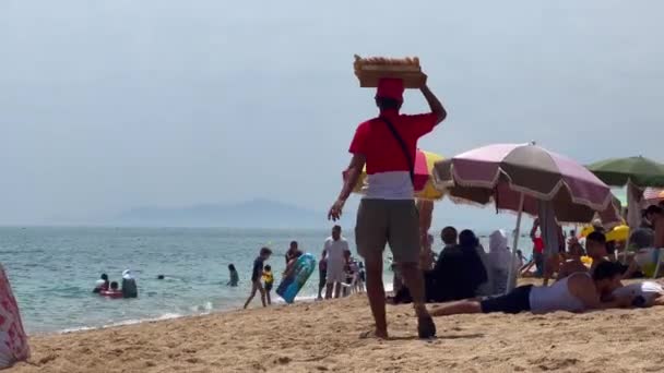 Moroccan Salesman Walking Beach Selling Chfenj — Stock video