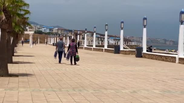 People Walking Alongside Alongside Seaside — Stock videók