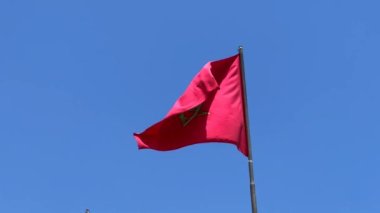 Arka planda mavi gökyüzü dalgalanan Fas bayrağı