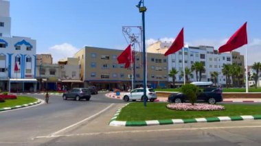 Fnideq 'te arabalar yolda