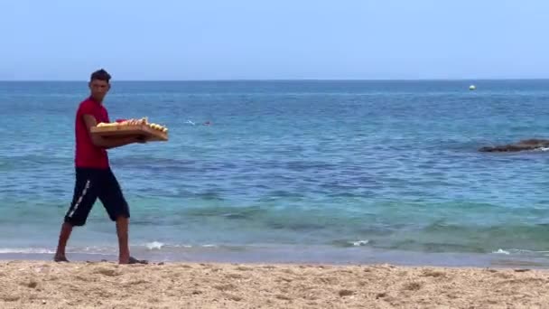 Moroccan Salesman Walking Beach Selling Chfenj — Wideo stockowe