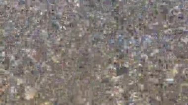 Sahil şeridinde şeffaf deniz suyu