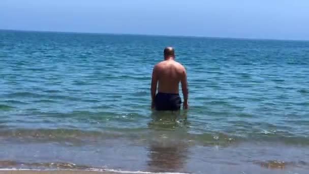 Człowiek Skacze Morza Śródziemnego — Wideo stockowe
