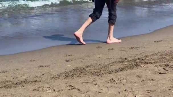 Man Walking Barefoot Alongside Seashore — Vídeo de Stock