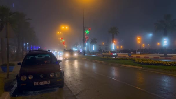 Cars Driving Foggy Night — Videoclip de stoc