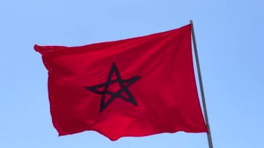 Arka planda mavi gökyüzü dalgalanan Fas bayrağı