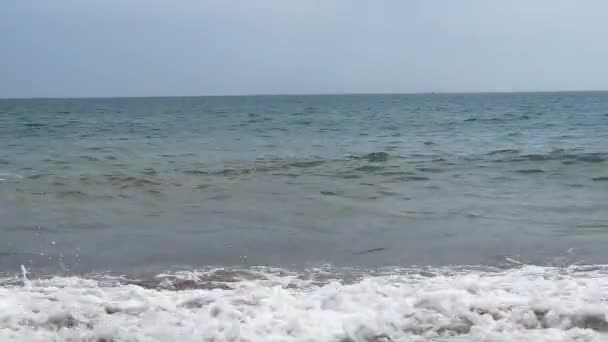 Low Angle Seashore Strong Waves Shore — стоковое видео