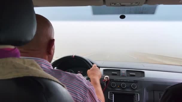 Машина Їде Автостраді Туманний День — стокове відео