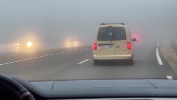 Автомобиль Едет Шоссе Туманный День — стоковое видео