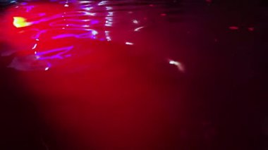 Geceleri aydınlatılmış bir yüzme havuzuna yakın çekim