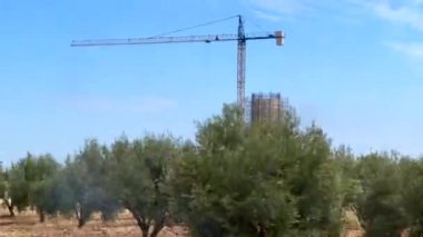 Bir inşaat alanının üzerindeki araba penceresi görüntüsü