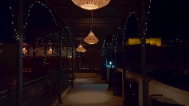 Fes 'teki bir ayaklanmanın terasında asılı duran Wicker lambaları.