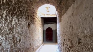 POV görüntüleri eski Fes Medina 'nın caddesinde yürüyor.