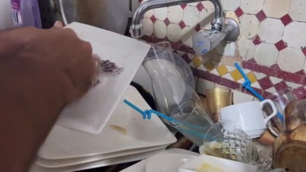 Αρσενικό Χέρι Πλένει Ένα Σωρό Πιάτα Και Φλιτζάνια Στο Νεροχύτη — Αρχείο Βίντεο