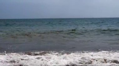 Kıyının alçak açılı ve kıyıda güçlü dalgalar var.