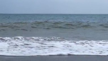 Kıyının alçak açılı ve kıyıda güçlü dalgalar var.