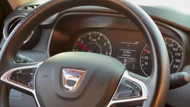 控制达契亚汽车方向盘的人 — 图库视频影像