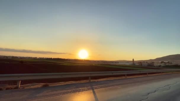 车窗上的风景驾驶在道路上 背景是夕阳的天空 — 图库视频影像