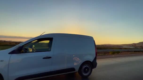Araba Penceresi Arka Planda Günbatımı Gökyüzü Ile Yolda Gidiyor — Stok video