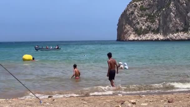 People Enjoying Summer Holiday Beach — стоковое видео