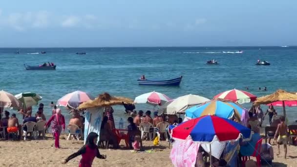 Lidé Užívají Letní Dovolenou Pláži — Stock video