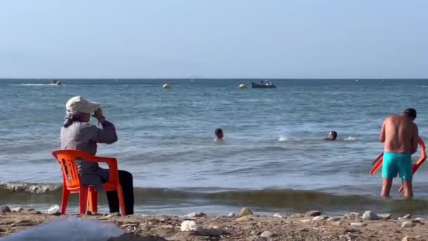 People Enjoying Summer Holiday Beach — стоковое видео