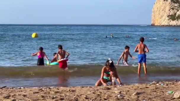 Dzieci Cieszące Się Wakacjami Plaży — Wideo stockowe