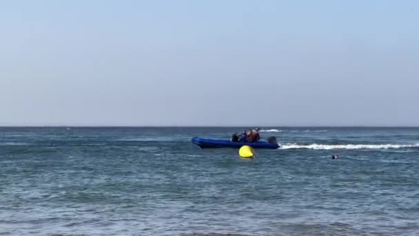 Navegación Lancha Azul Por Mar Mediterráneo — Vídeo de stock