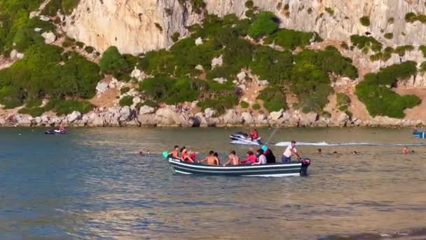 Grupo Personas Barco Turismo Navegando Por Mar Mediterráneo — Vídeo de stock