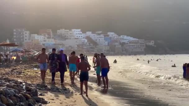 Mensen Die Genieten Van Hun Zomervakantie Het Strand Tijdens Het — Stockvideo