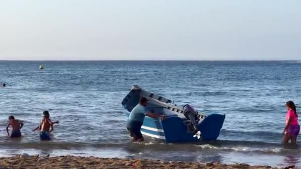 Blå Turbåt Flyter Medelhavet Nära Stranden — Stockvideo
