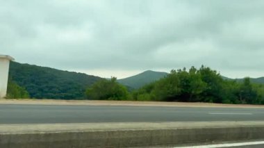 Fas 'ta bir dağ manzaralı bir araba.