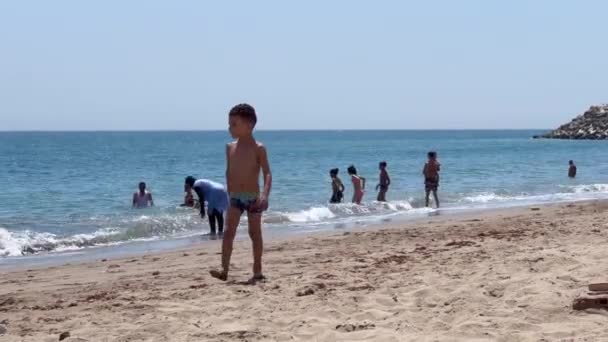 Grupp Barn Som Simmar Medelhavet — Stockvideo