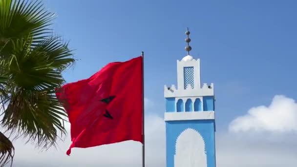 Mavi Beyaz Cami Minaresinin Dalgalanan Fas Bayrağı — Stok video